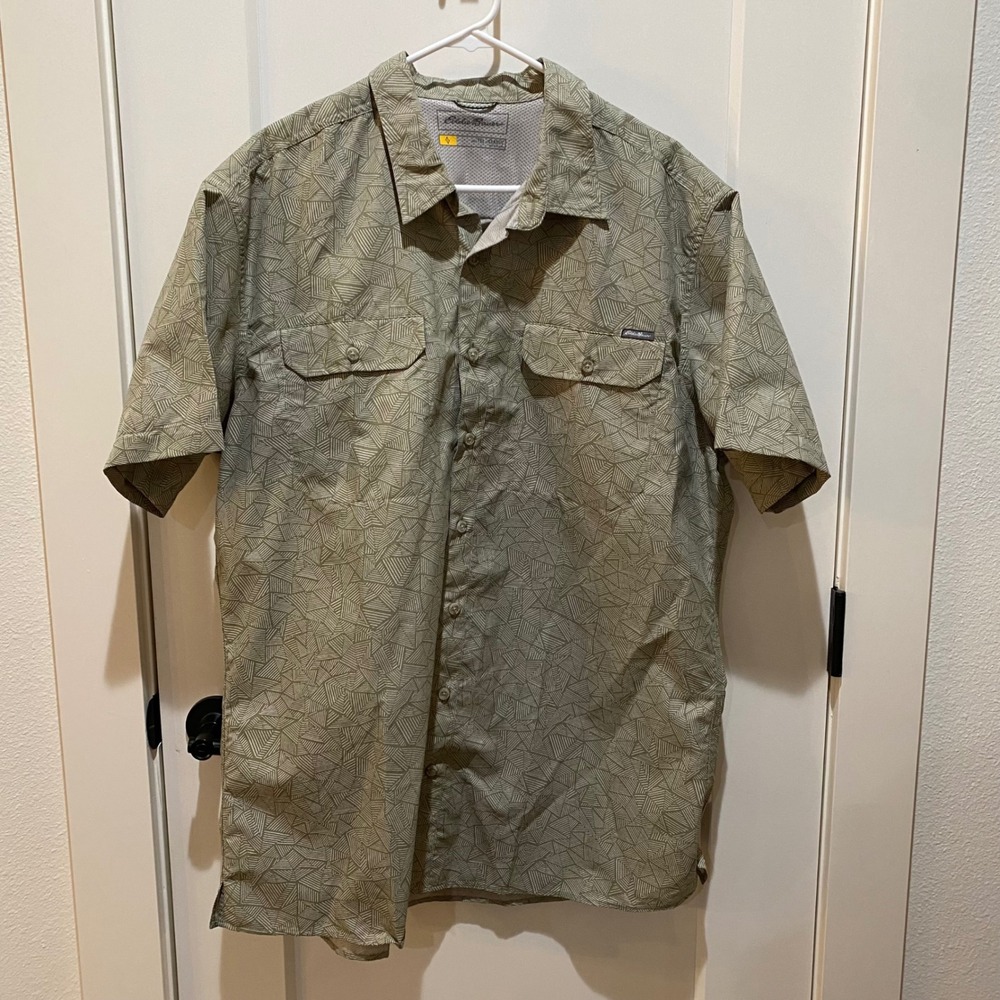 Eddie Bauer Men's Classic Fit Short Sleeve Button‎ Down. Cream/Olive Design. XLT